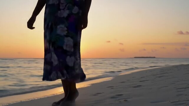 Femme Marchant Sur Plage Sable