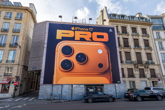 Paris, France - 30 octobre 2025: Grande affiche publicitaire pour le smartphone Apple iPhone 17 Pro couvrant les &eacute;chafaudages des travaux de restauration sur la fa&ccedil;ade d'un immeuble parisien