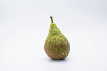Peras tipo conferencia aislada con fondo blanco