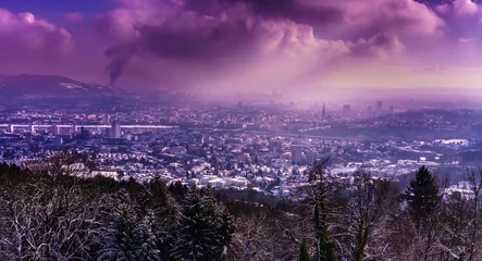 Fototapete Rund Warmes Lila Winter cityscape with purple clouds and snow-covered landscape  © Alexander