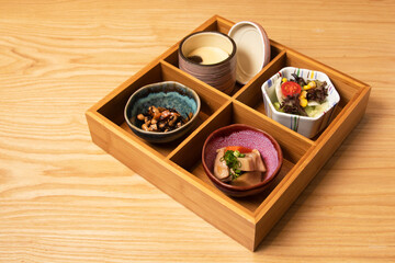 小鉢４種類（ひじき、煮物、茶碗蒸し、ミニサラダ）