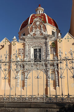 Fachada de la iglesia de "La natividad de Nuestra Se&ntilde;ora" , ornamentaci&oacute;n, herrer&iacute;a y c&uacute;pula. Atlixco, Puebla, M&eacute;xico. Siglos XVII-XVIII.