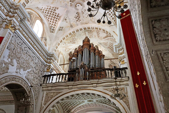 Interior de la iglesia de "La natividad de Nuestra Se&ntilde;ora", coro y &oacute;rgano monumental. Atlixco, Puebla, M&eacute;xico. Siglos XVII-XVIII.