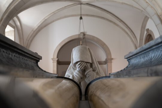 Escultura mortuoria en Lisboa que expresa la tristeza y el duelo.