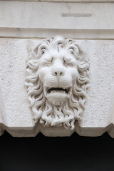 DETTAGLIO DI TESTA DI LEONE IN PIETRA