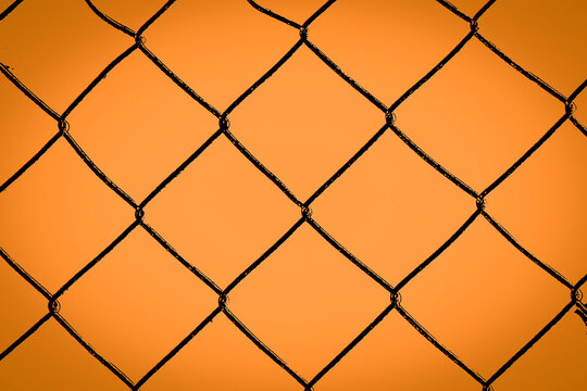 alambrada con fondo color oxido de hierro