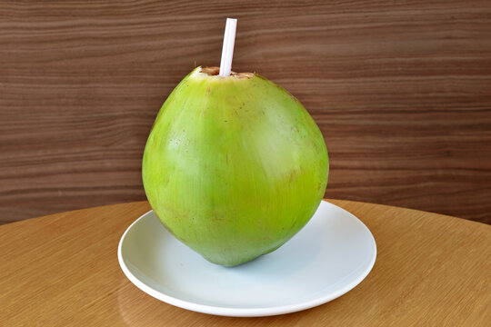 Coc&ocirc; gelado com canudo