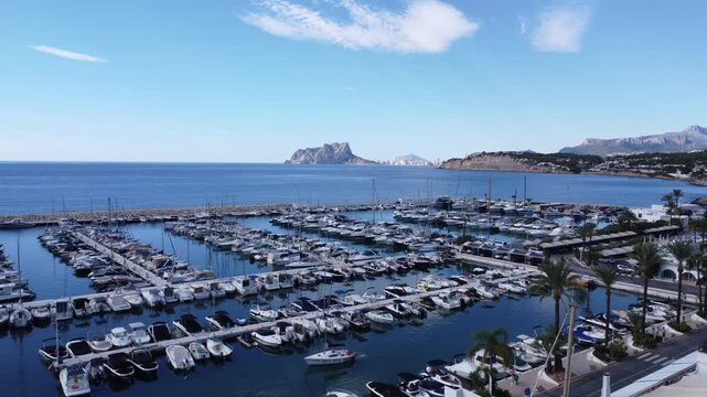 Puerto deportivo de Moraira con Pe&ntilde;&oacute;n de Ifach, vista a&eacute;rea 4K