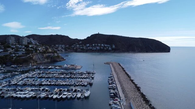 Costa de Moraira y torre del Cap d&rsquo;Or, vista a&eacute;rea 4K