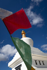 Fl&egrave;che et drapeaux de la Stupa