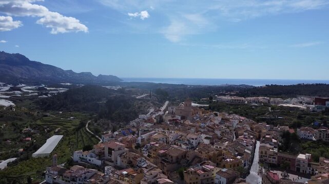Polop, Costa Blanca, vuelo a&eacute;reo hacia atr&aacute;s 4K