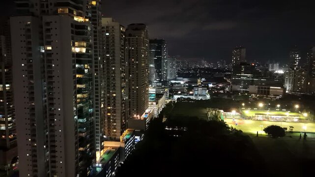 Toma a&eacute;rea de Costa del Este en Ciudad de Panam&aacute;, donde est&aacute;n ubicados edificaciones de viviendas y un parque.