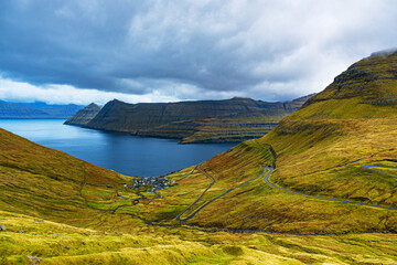 Blick auf das Dorf Funningur am Fjord Funningsfjørður auf der Färöer Insel Eysturoy