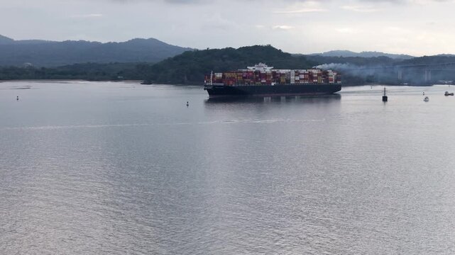 Buque de carga con contenedores, saliendo del Canal de Panam&aacute; hacia el oceano Pac&iacute;fico.