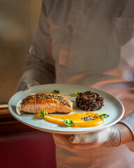 Salm&oacute;n preparado por un cocinero en un restaurante