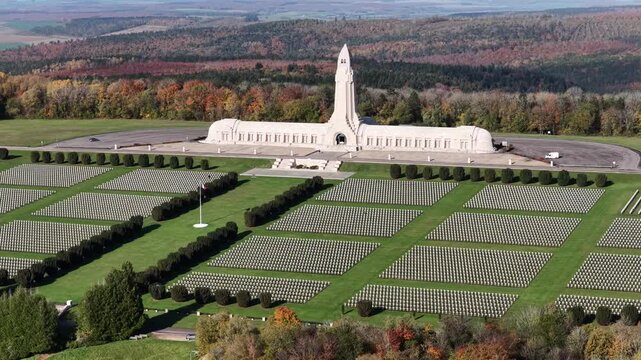 vue a&eacute;rienne panoramique de l'ossuaire de Douaumont en automne, ciel bleu tr&egrave;s nuageux