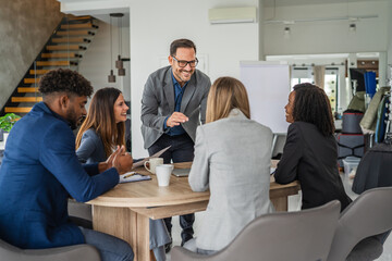 Obraz premium Business professionals collaborating at a meeting in modern office