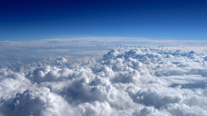 飛行機の窓から見た雲の情景写真