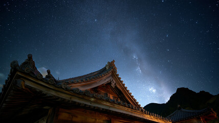 星空を背に浮かぶ古寺の屋根の美景