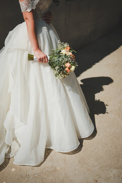 bride holding bouquet
