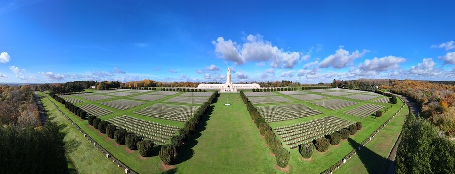 vue a&eacute;rienne panoramique de l'ossuaire de Douaumont dans la Meuse, en Lorraine.  Monument &eacute;rig&eacute; &agrave; la m&eacute;moire des soldats morts au combat lors de la bataille de Verdun en 1916 durant la guerre 1914-18