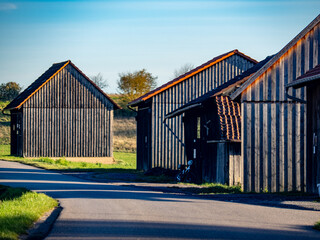 Fototapeta premium Landwirtschaftliches Gebäude im Herbst