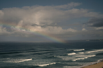 Obraz premium Rainbow over the Atlantic Ocean at Praia Azul in Santa Cruz Portugal
