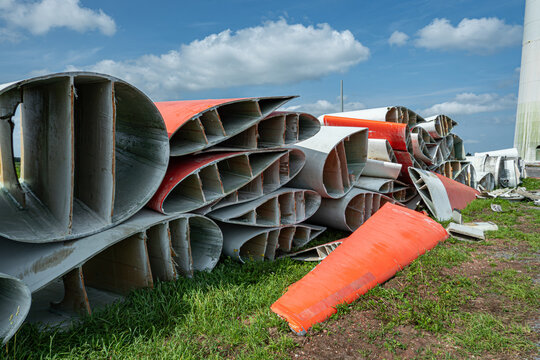 Windenergie - zerteilte Rotorenbl&auml;tter eines Windrades warten auf ihren Abtransport zum Recycling.