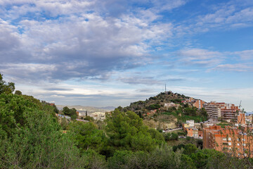 Obraz premium View of a city with a hill in the background