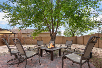 Obraz premium There is a large, cozy fire pit situated in the middle of the patio