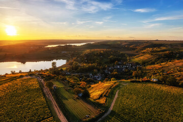 Blick über die hügelige Landschaft am Süßen See mit in Richtung Rollsdorf und Seeburg