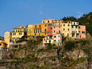 Fototapeta premium Manarola Cinque Terre Pastel Houses Rugged Hillside Travel Tourism