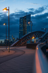 Skyline von Frankfurt am Main mit Europ&auml;ischer Zentralbank in der D&auml;mmerung. Eine stimmungsvolle Stadtaufnahme aus Deutschland