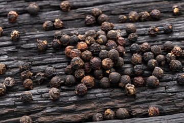 Piper nigrum - Organic black peppercorns scattered