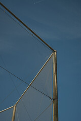 校庭のネットと青空