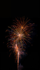 放射の中心をややオフセットし非対称の緊張感を加えることで視覚的フックを作り新商品ティザーに適した控えめで上質な縦型背景. 生成AI