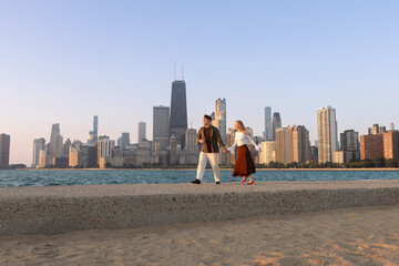 Obraz premium Mature couple love story photoshoot in Chicago lawn