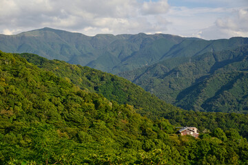 Fototapeta premium 山と小屋