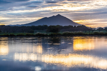茨城県母子島遊水池の水面に映る朝焼けの筑波山