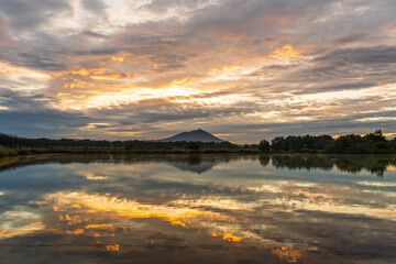 茨城県母子島遊水池の水面に映る朝焼けの筑波山