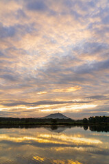 Obraz premium 茨城県母子島遊水池の水面に映る朝焼けの筑波山