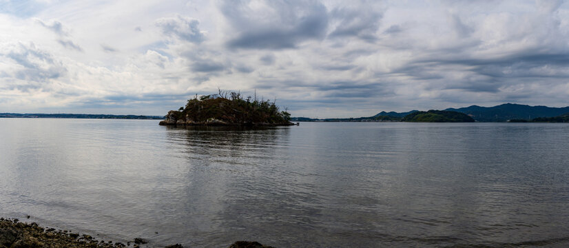 静岡県浜松市 秋の浜名湖　礫島（つぶてじま）　パノラマ写真
