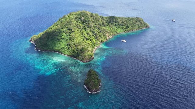 Pulau Kekeh Besar lies next to the remote, tropical island of Serua in the middle of the Banda Sea. These small, volcanic islands are home to high marine biodiversity including many sea kraits.