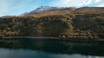 Fototapeta premium An aerial image of a lake in autumn