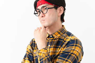 チェック柄の服を着た若い男性