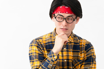 チェック柄の服を着た若い男性