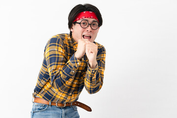 チェック柄の服を着た若い男性