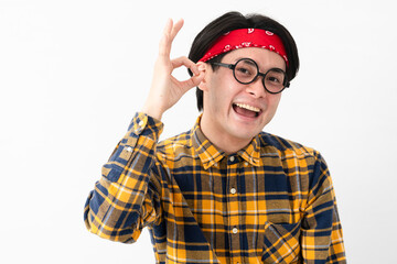 チェック柄の服を着た若い男性