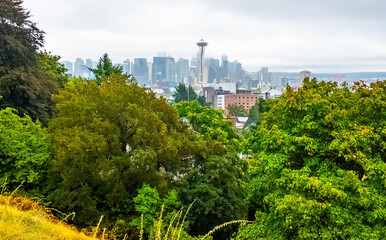 Fototapeta premium Scenic View of Seattle Skyscrapers from Above on Cloudy Day