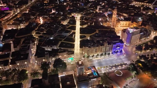 Video a&eacute;reo nocturno de la Calle Larios iluminada y llena de vida en el centro de M&aacute;laga